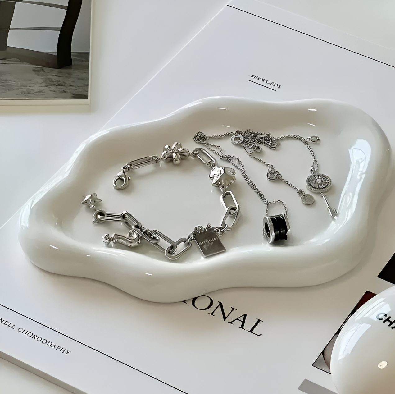 Ceramic tray – Elegant white cloud design – Multifunctional jewelry and accessory organizer – 7.5 x 5.1 in 0