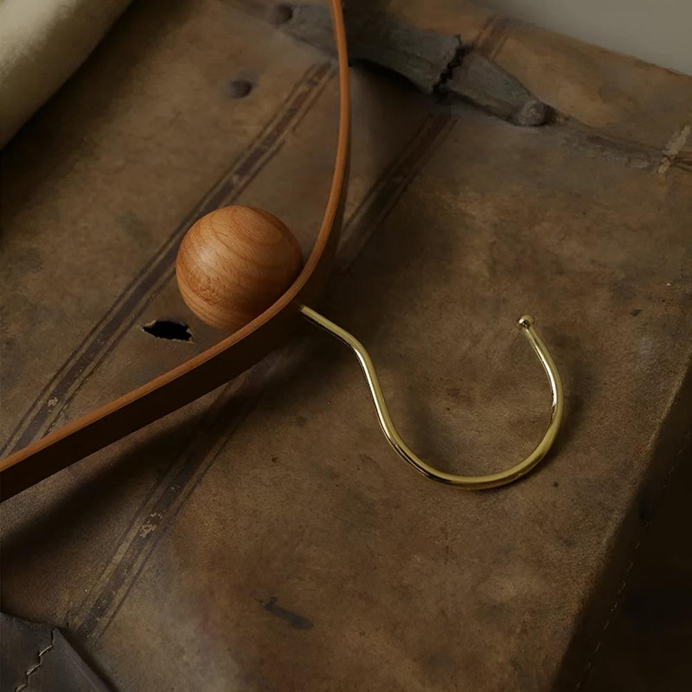 Elegant Wooden and Leather Hanger – Chic Wardrobe Storage Solution