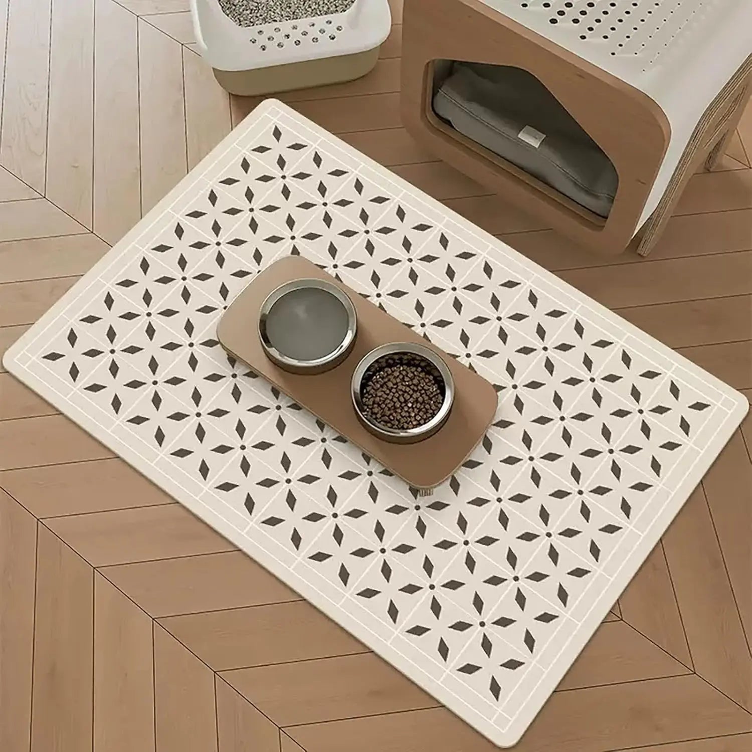 Black and white pet feeding mat featuring an absorbent, scratch-resistant design. Ideal for keeping floors clean, it showcases a stylish geometric pattern, made from 2