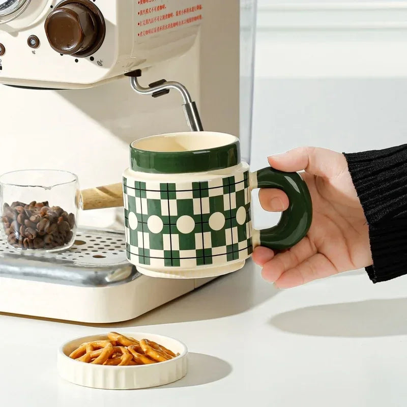 Ceramic coffee mug with lid – Handmade – Checkerboard flower pattern – 400 ml – Perfect for coffee or tea 3