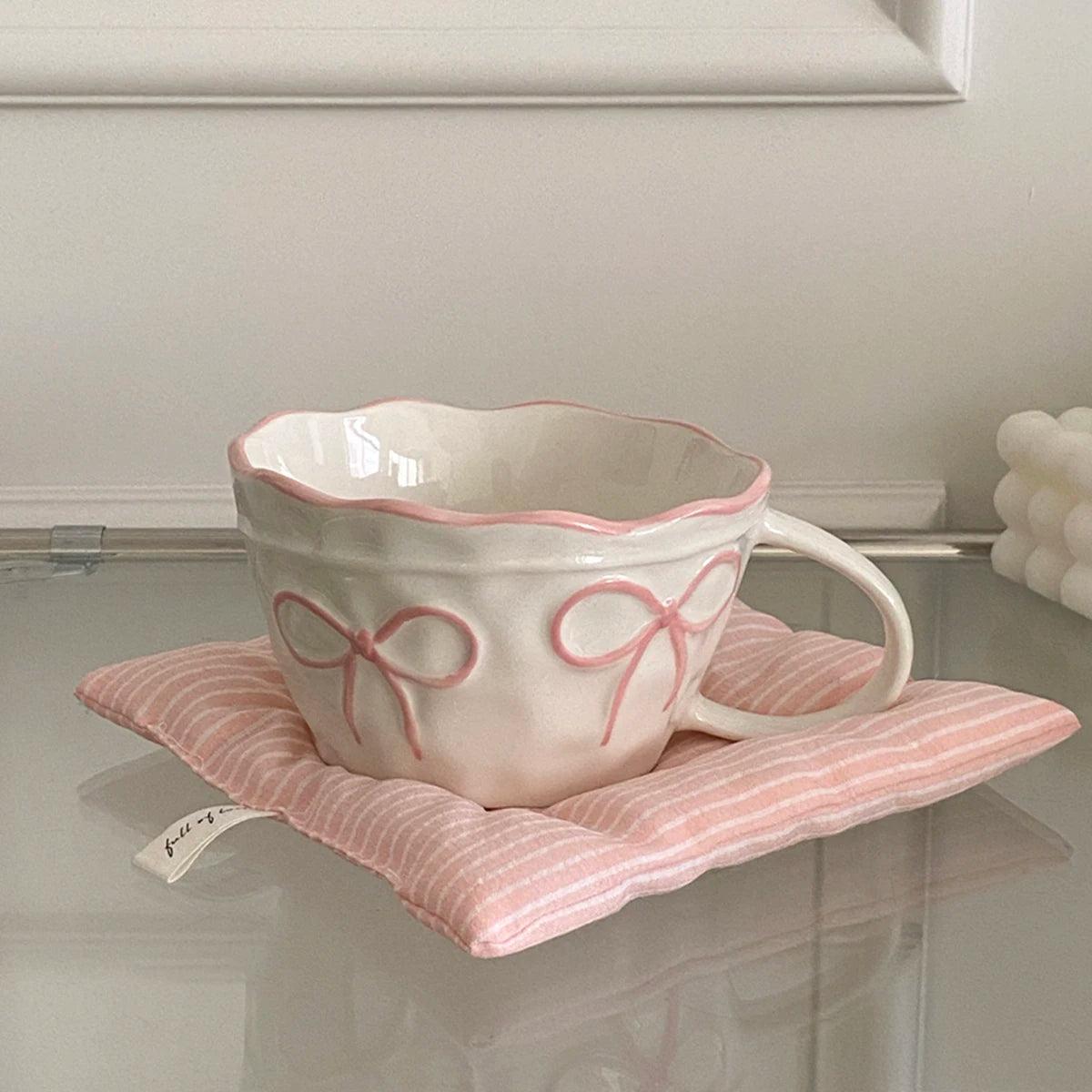 Ceramic mug – Elegant white with bow design – Large capacity – Perfect for home or gifts 1