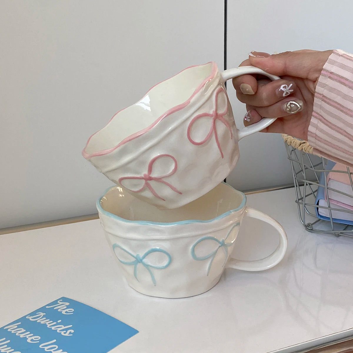 Ceramic mug – Elegant white with bow design – Large capacity – Perfect for home or gifts 3