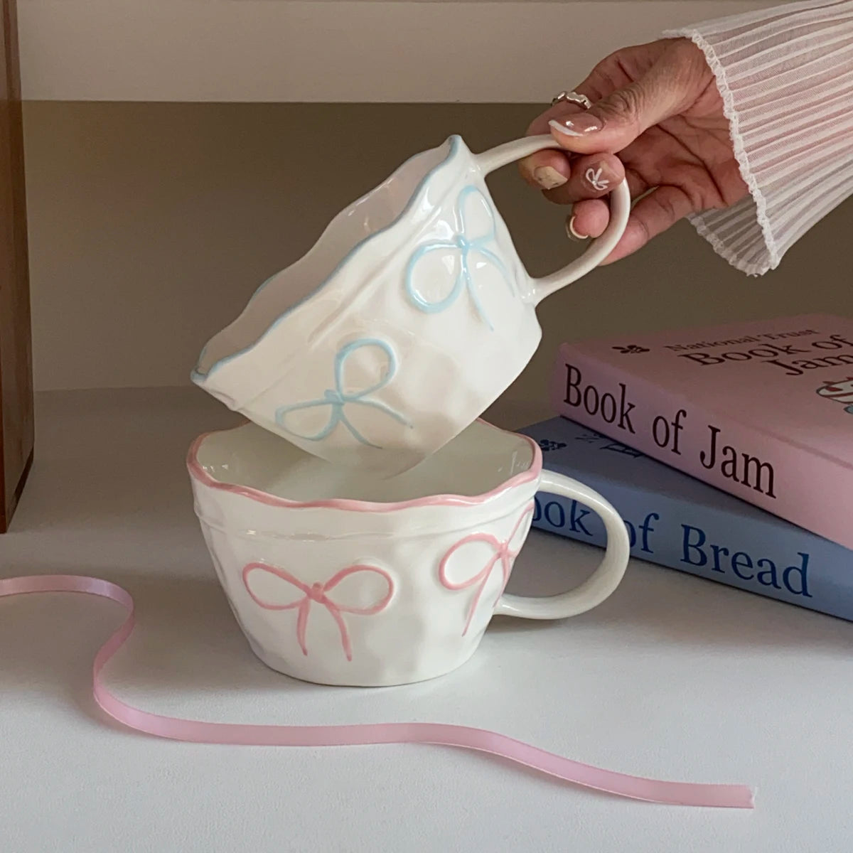 Ceramic mug – Elegant white with bow design – Large capacity – Perfect for home or gifts 4
