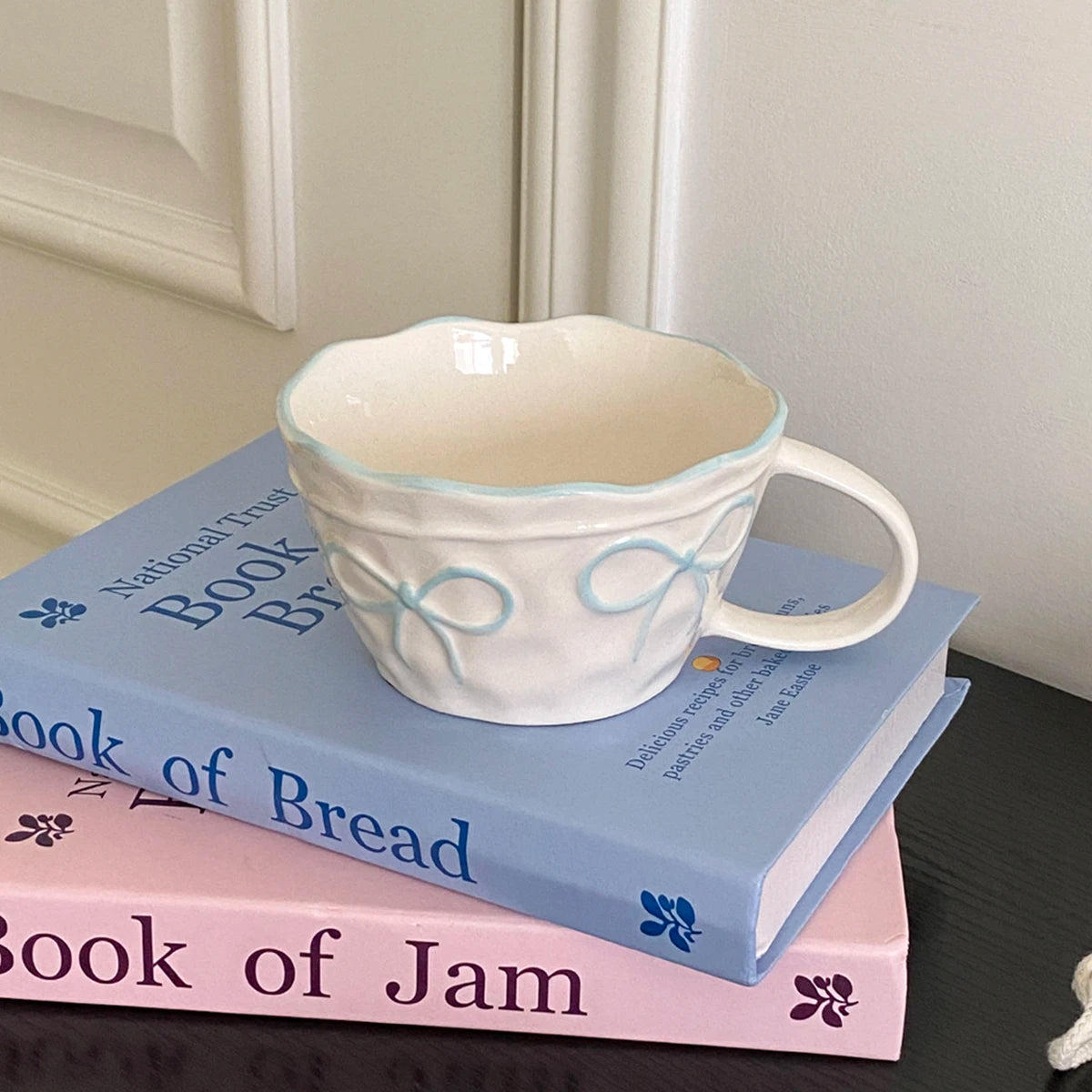 Ceramic mug – Large capacity – Elegant bow design – Ideal for home or gift use 2