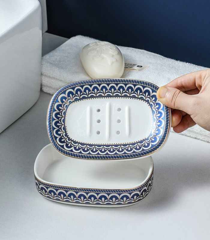 Ceramic soap dish – Blue and white – Stylish drain design – Elegant bathroom accessory 1