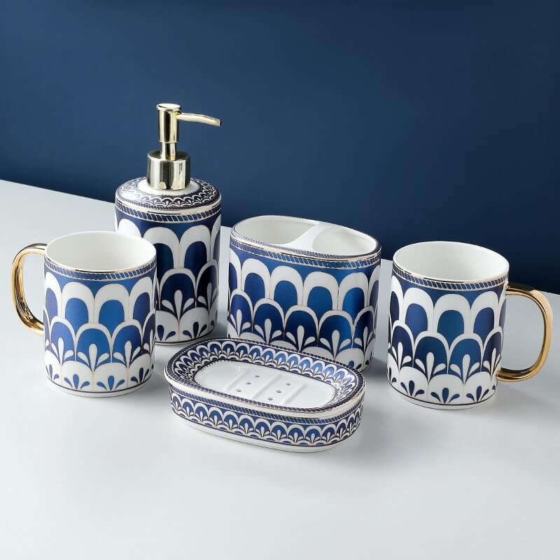 Ceramic soap dish – Blue and white – Stylish drain design – Elegant bathroom accessory 2