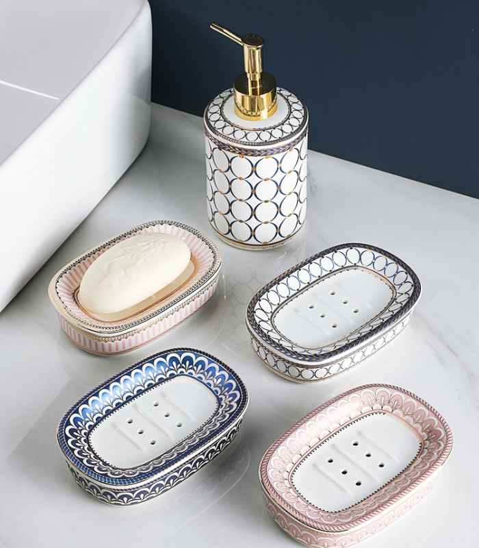 Ceramic soap dish – Blue and white – Stylish drain design – Elegant bathroom accessory 3