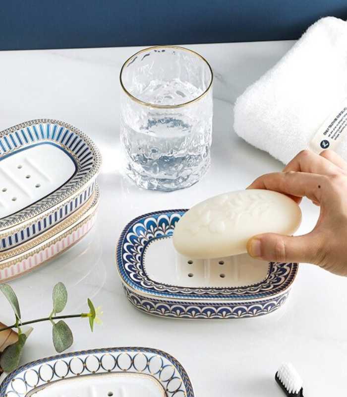 Ceramic soap dish – Blue and white – Stylish drain design – Elegant bathroom accessory 4