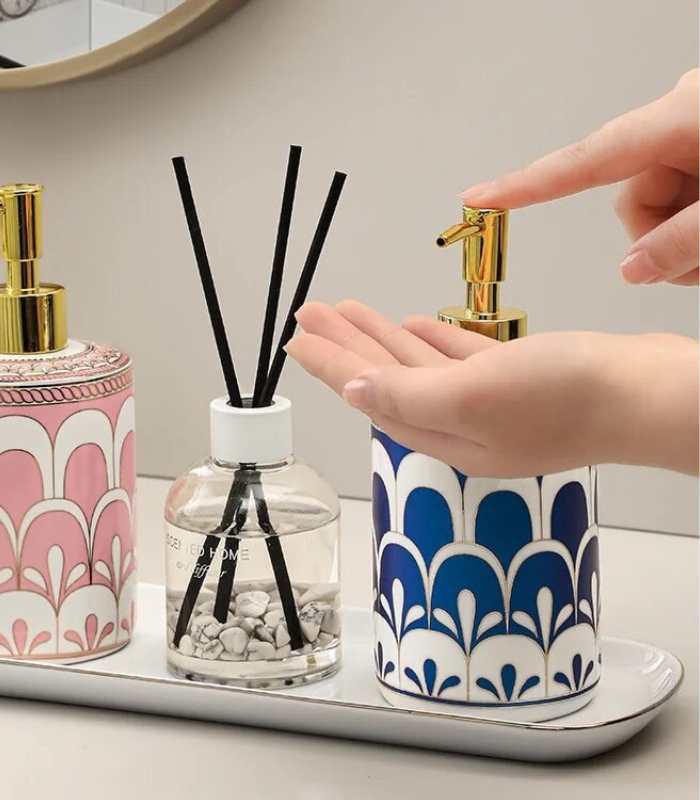 Ceramic soap dispenser – Elegant blue and white design – 500 ml capacity – Stylish bathroom accessory 3