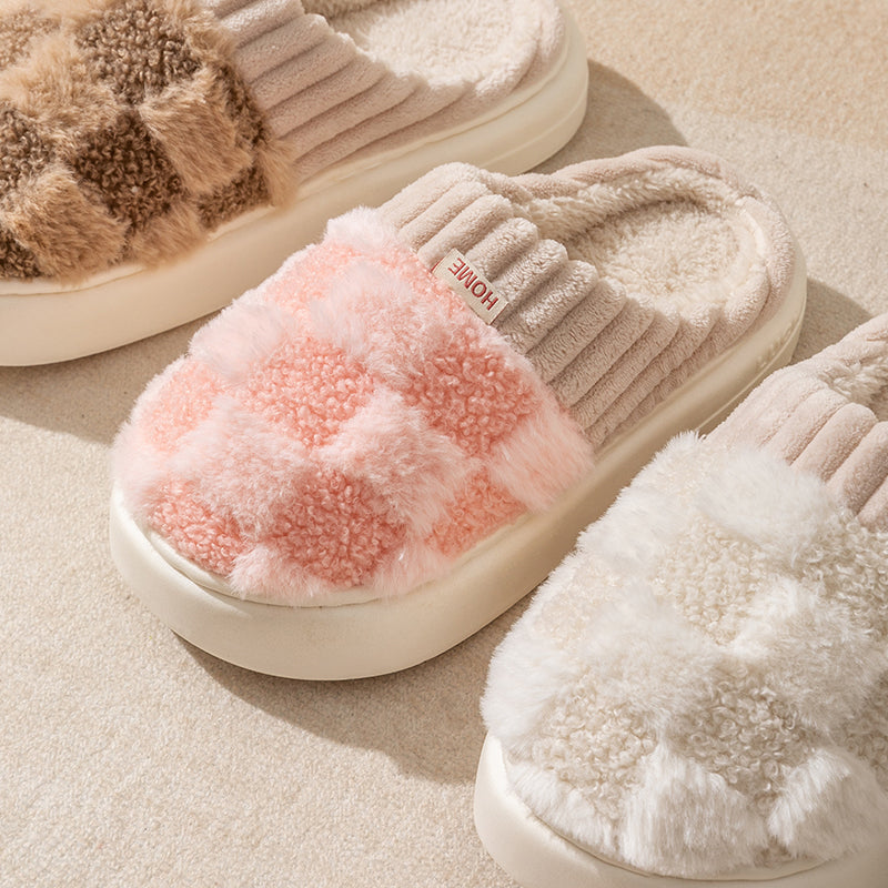 Cozy checkered plush women's slippers featuring a soft, warm interior and anti-slip sole, perfect for indoor wear. The stylish pattern adds a touch of 2