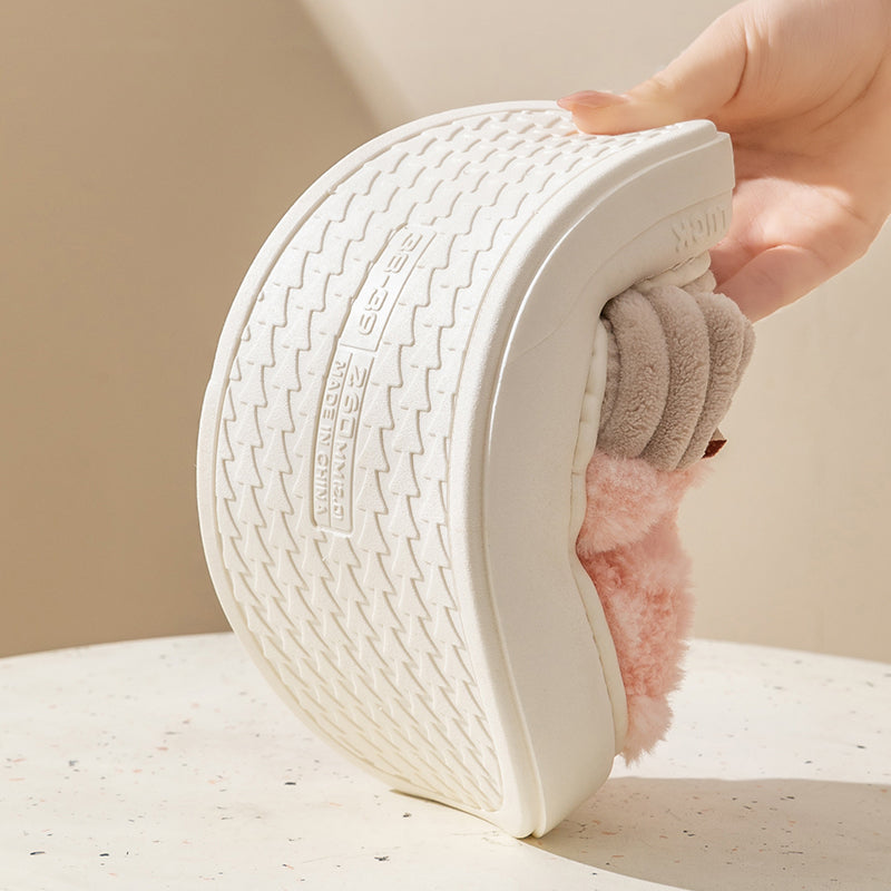 Cozy checkered plush women's slippers featuring an anti-slip sole, designed for comfort at home. The soft fabric is perfect for chilly days, while the 8