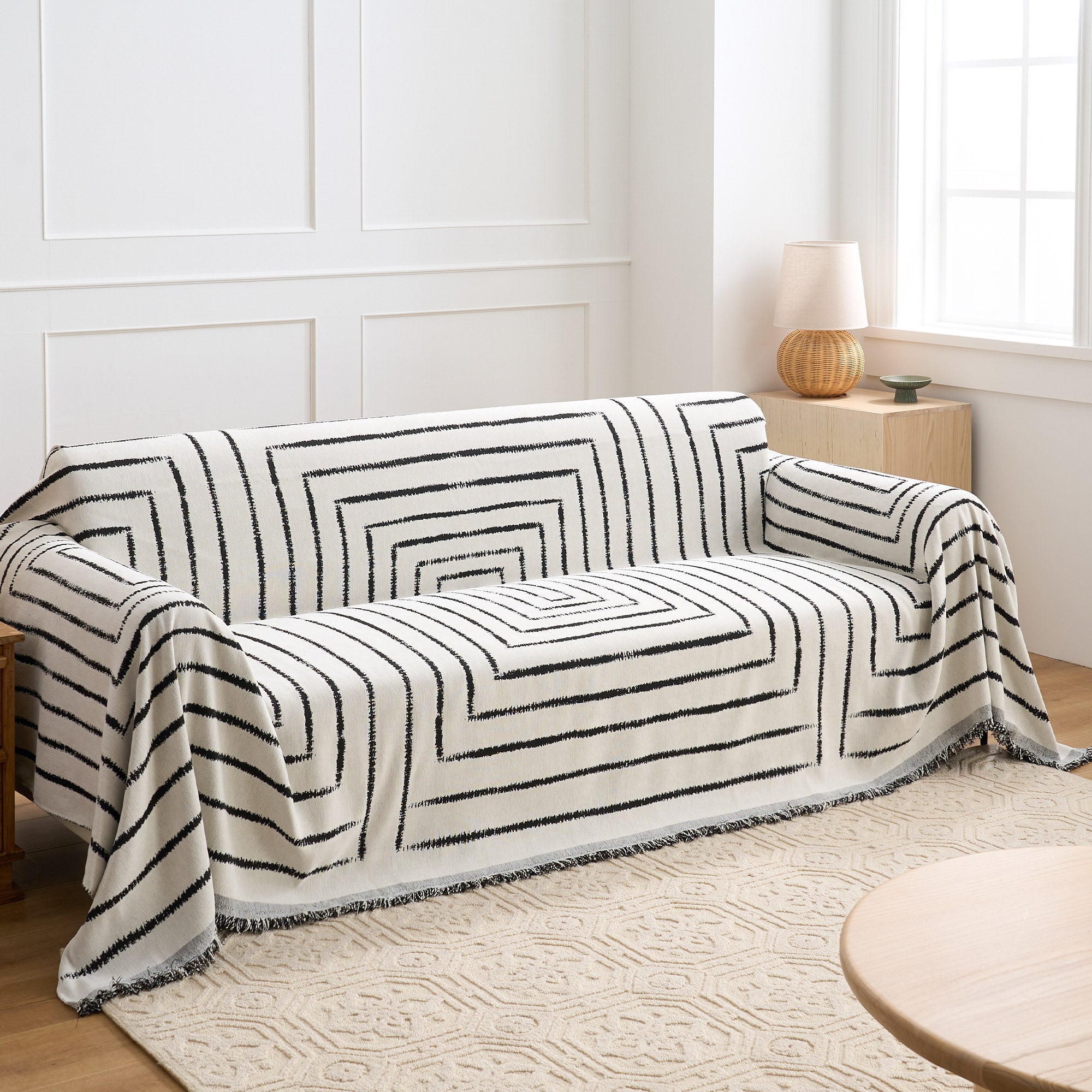 Stylish square pattern sofa cover in soft, pet-friendly fabric. The cover is designed to fit most couches, offering a modern touch while protecting furniture. 1