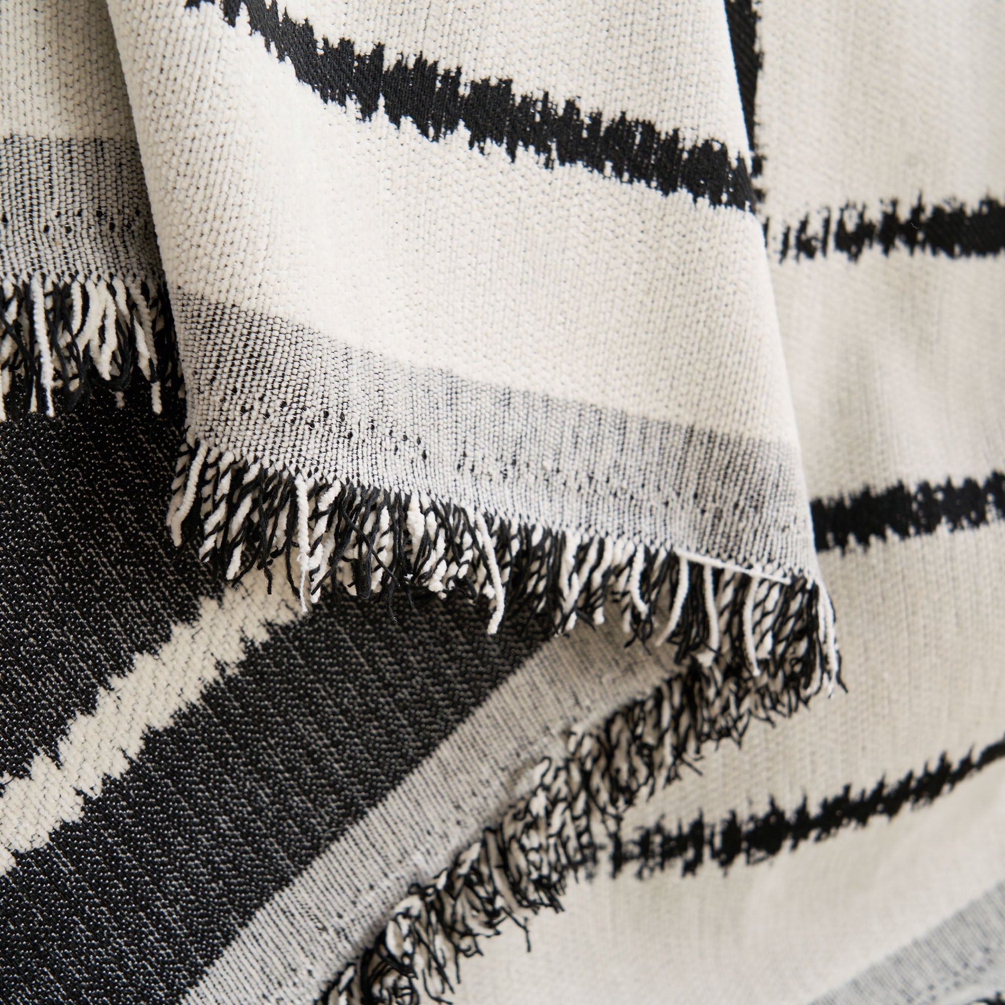 Stylish square pattern sofa cover in soft, pet-friendly fabric. The cover is designed to fit most couches, offering a modern touch while protecting furniture. 2