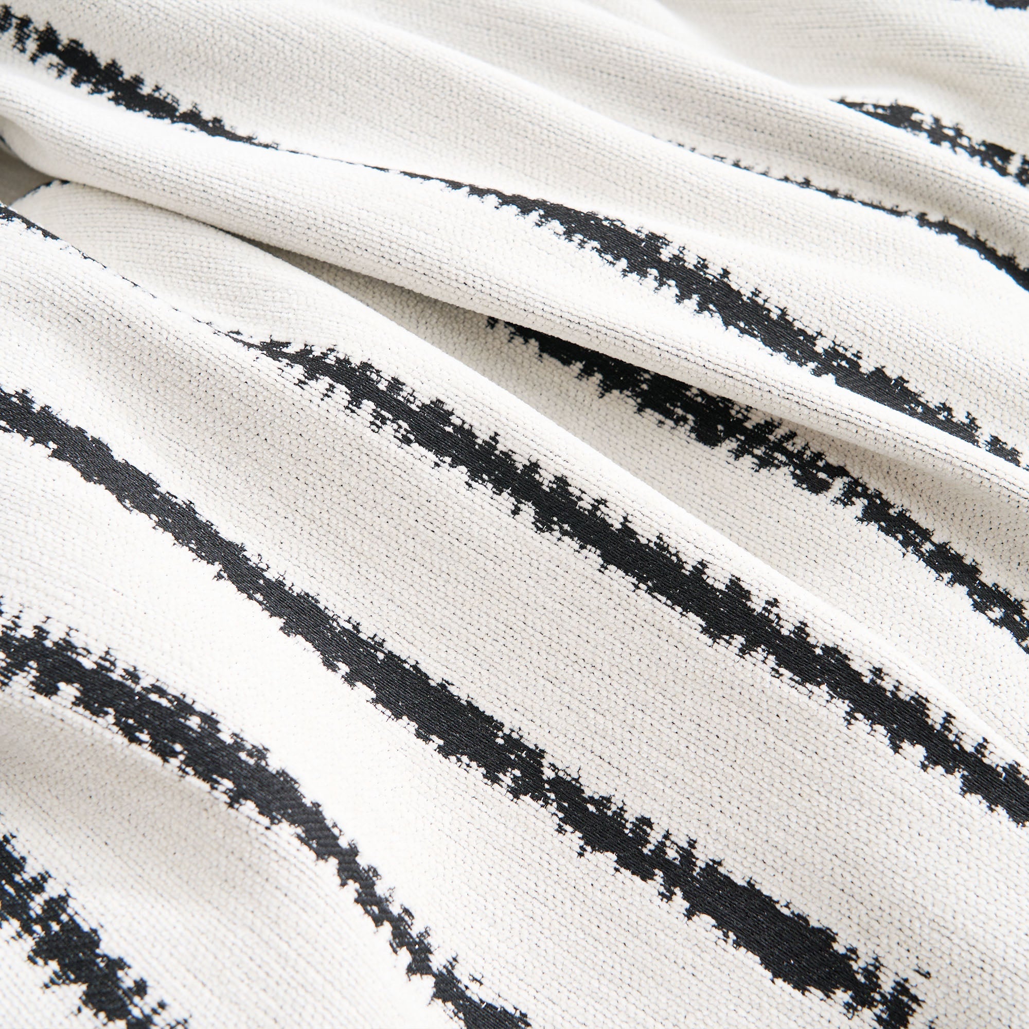 Stylish square pattern sofa cover in soft, pet-friendly fabric. The cover is designed to fit most couches, offering a modern touch while protecting furniture. 4