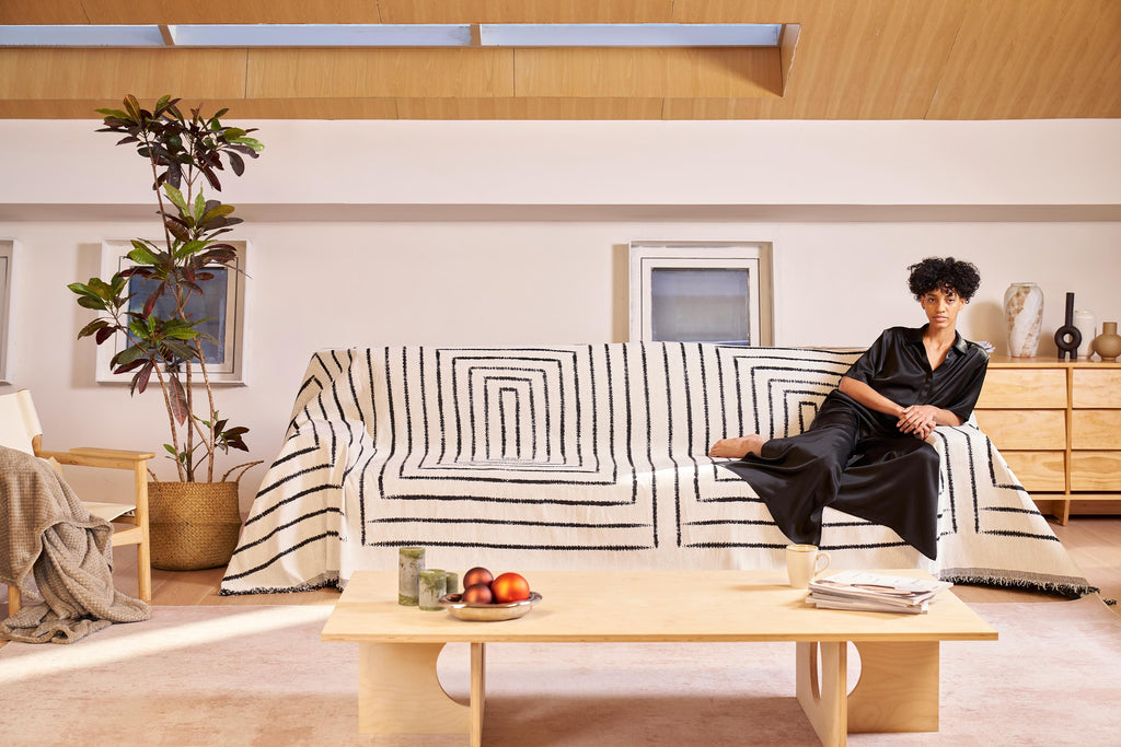 Stylish square pattern sofa cover in soft, pet-friendly fabric. The cover is designed to fit most couches, offering a modern touch while protecting furniture. 6