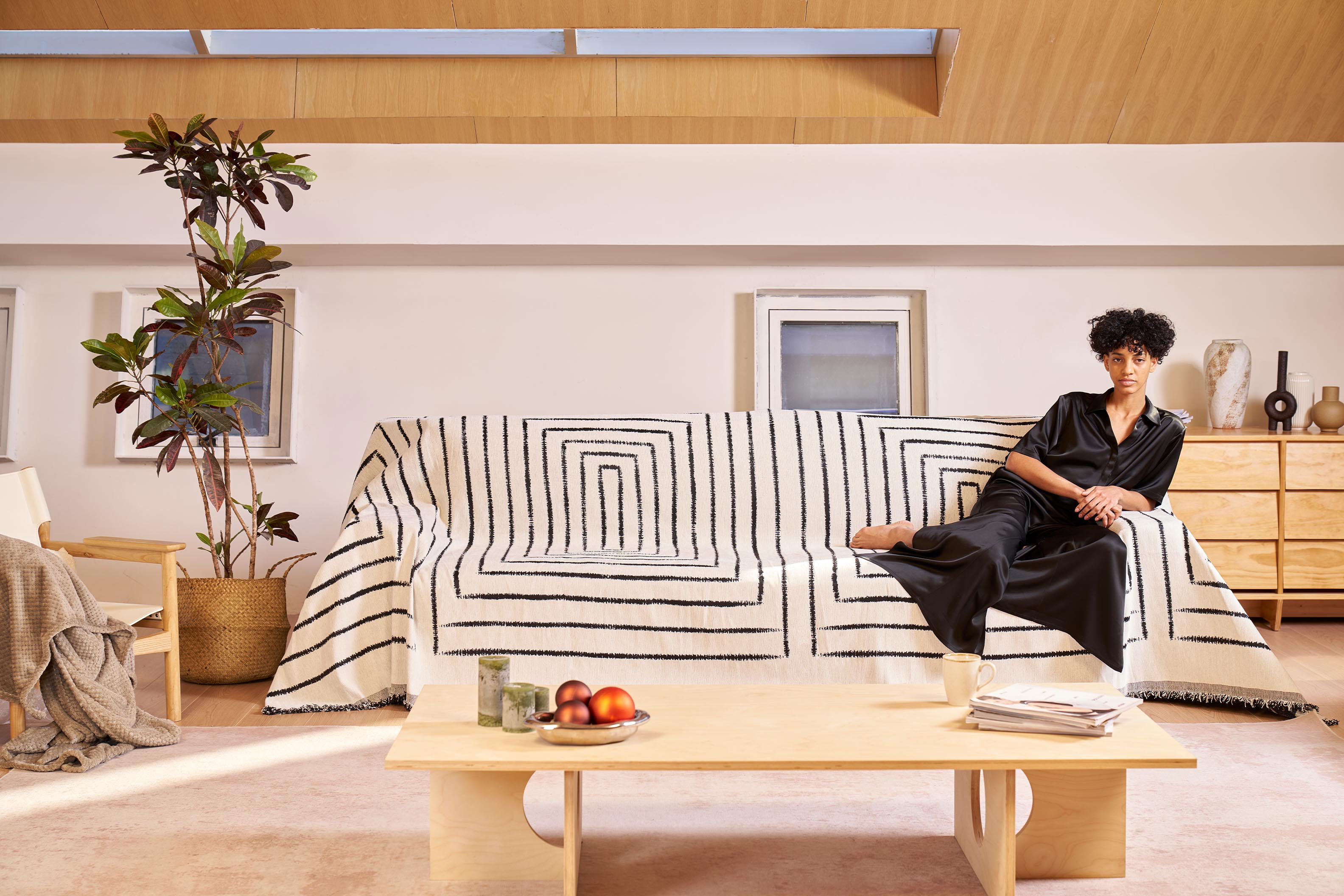 Stylish square pattern sofa cover in soft, pet-friendly fabric. The cover is designed to fit most couches, offering a modern touch while protecting furniture. 6