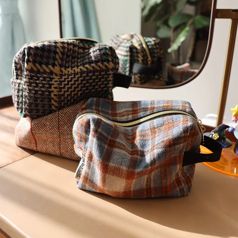 Cosmetic bag – Woolen fabric – Plaid design – Portable travel makeup organizer – 10 x 6 x 4 in 0