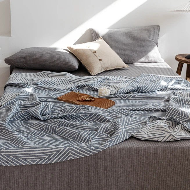 Cotton gauze blanket – Lightweight and breathable – Geometric pattern – Perfect for summer use 2