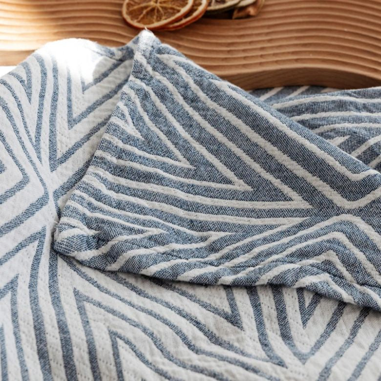 Cotton gauze blanket – Lightweight and breathable – Geometric pattern – Perfect for summer use 4
