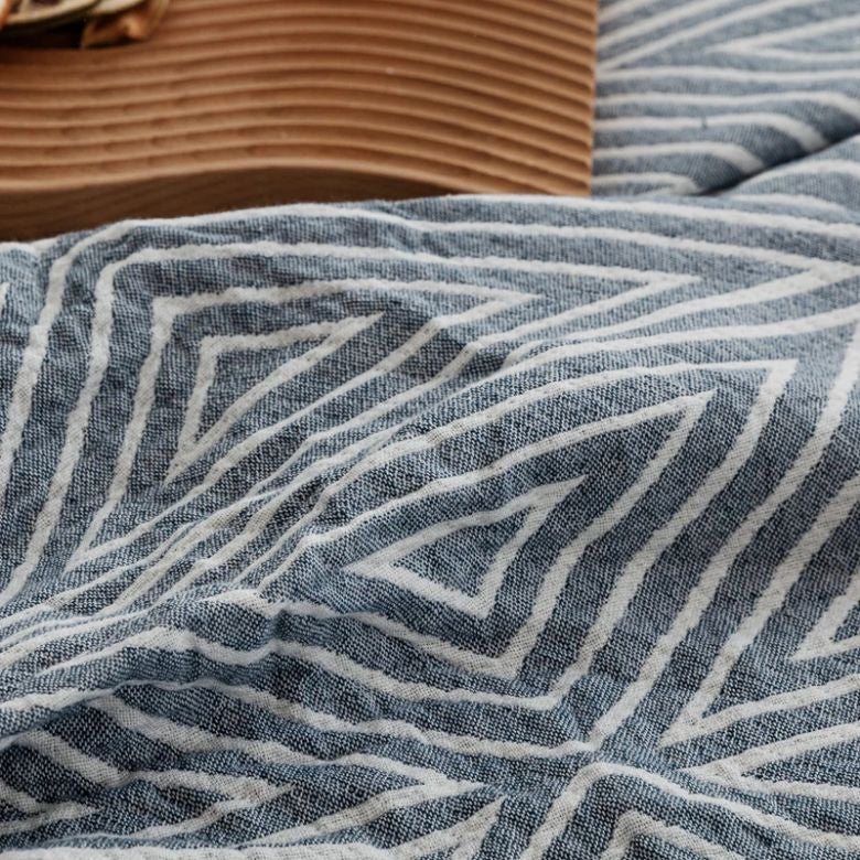 Cotton gauze blanket – Lightweight and breathable – Geometric pattern – Perfect for summer use 6