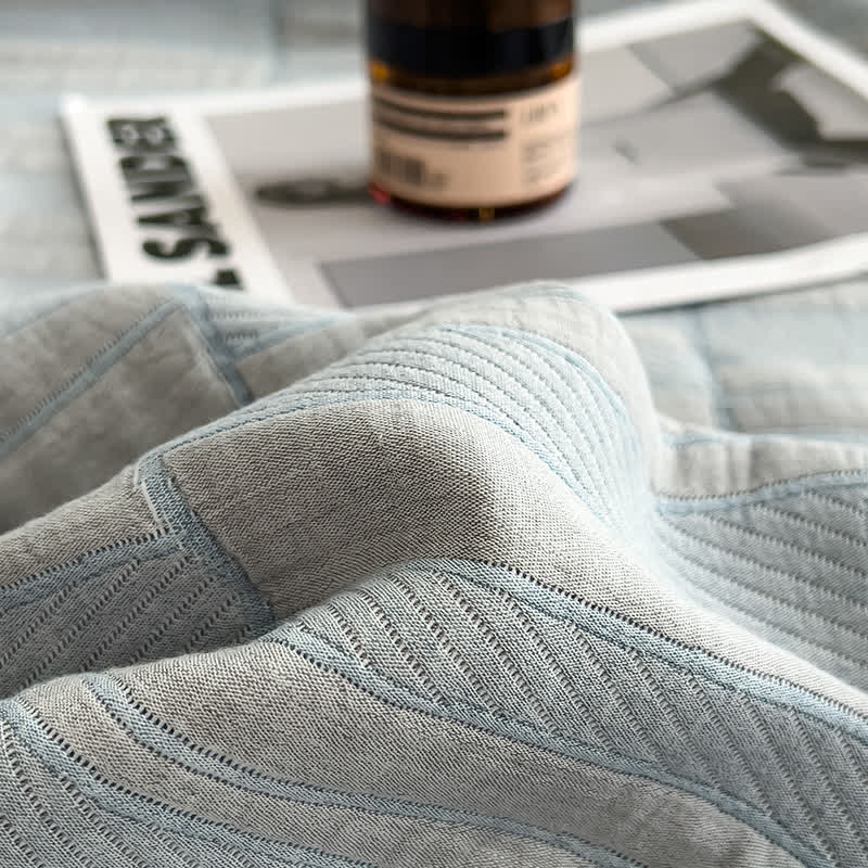Cotton muslin quilt – Lightweight and soft – Minimalist stripe design – Perfect for summer nights 4