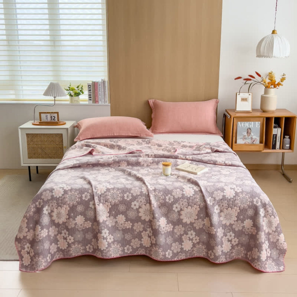 Cotton quilt – Dual-sided blush floral design – Lightweight and breathable – Perfect for summer nights 0