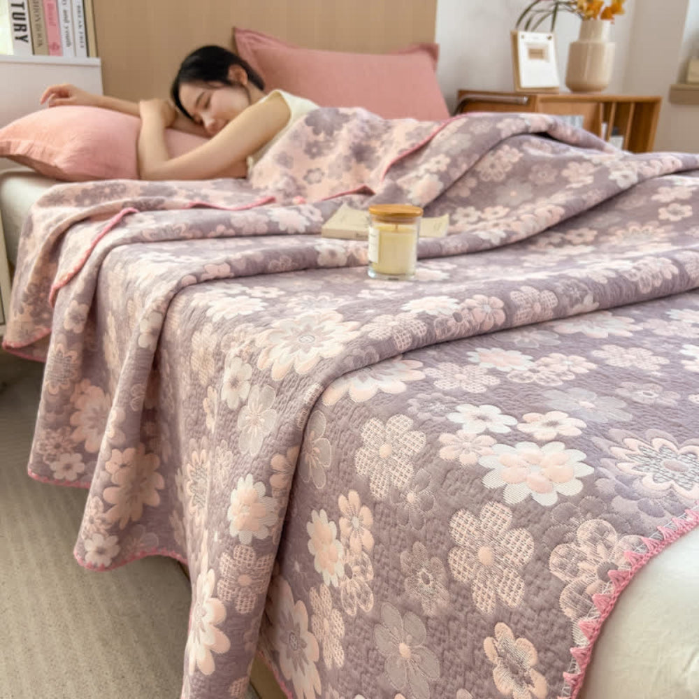 Cotton quilt – Dual-sided blush floral design – Lightweight and breathable – Perfect for summer nights 1