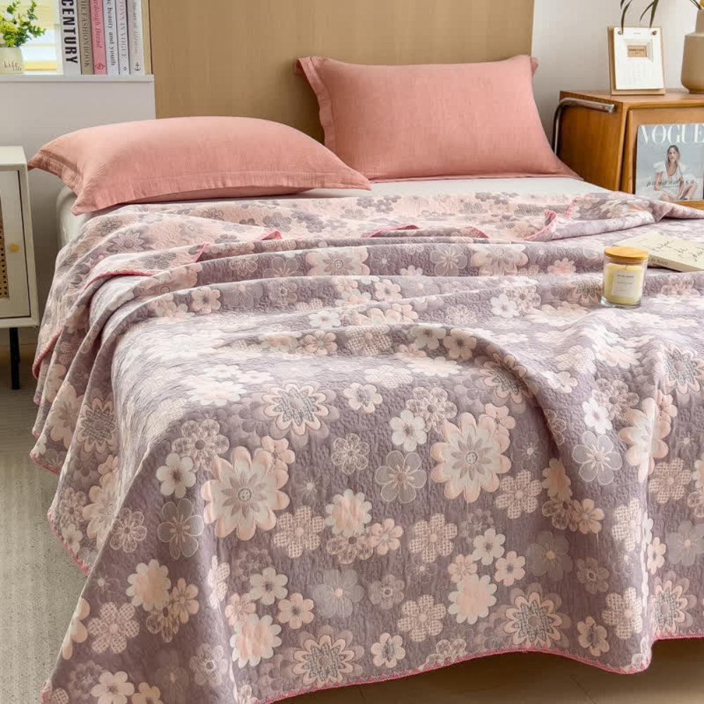 Cotton quilt – Dual-sided blush floral design – Lightweight and breathable – Perfect for summer nights 2