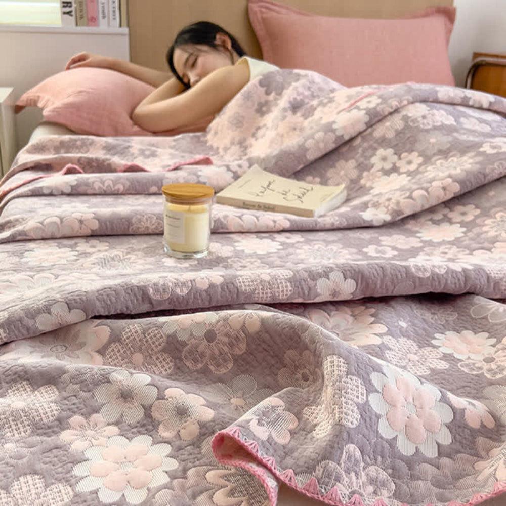 Cotton quilt – Dual-sided blush floral design – Lightweight and breathable – Perfect for summer nights 3