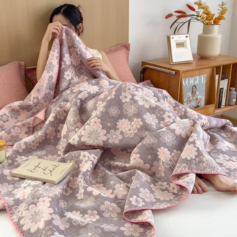 Cotton quilt – Dual-sided blush floral design – Lightweight and breathable – Perfect for summer nights 4