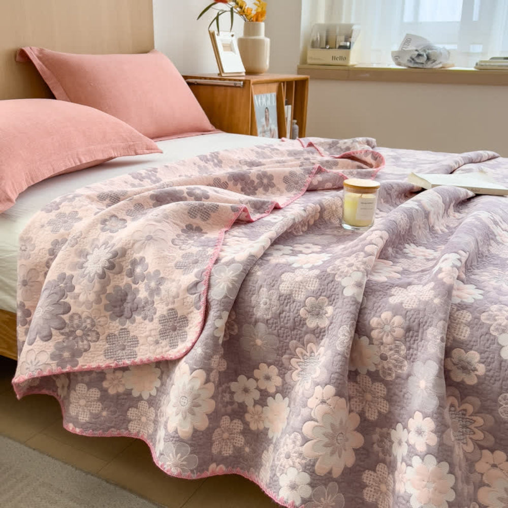 Cotton quilt – Dual-sided blush floral design – Lightweight and breathable – Perfect for summer nights 5