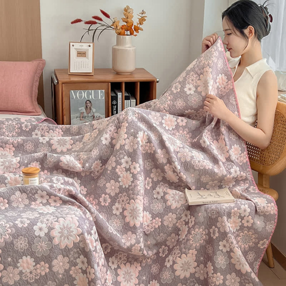 Cotton quilt – Dual-sided blush floral design – Lightweight and breathable – Perfect for summer nights 7