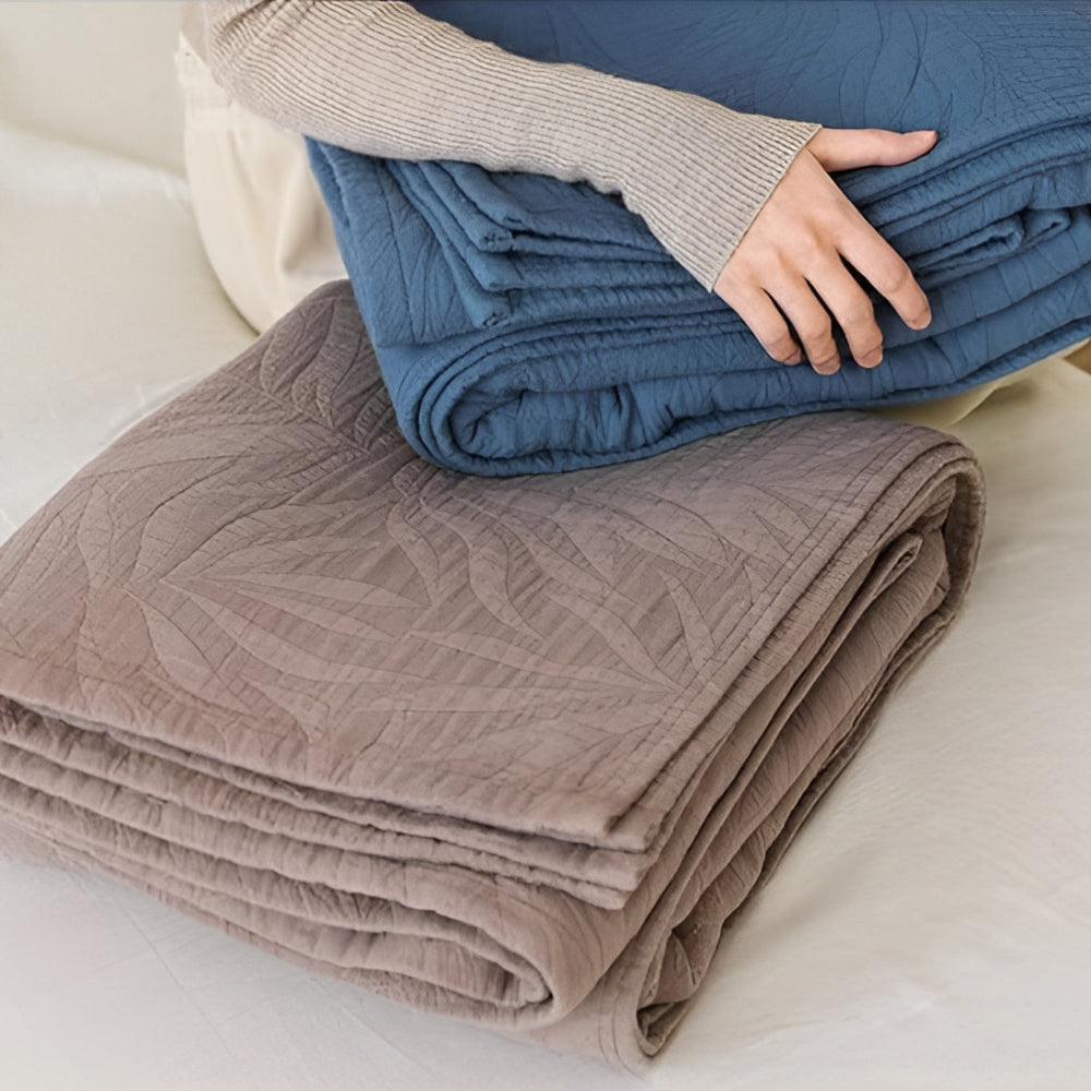 Cotton quilt – Lightweight gauze – Soft leaf design – Year-round comfort for bed or sofa 3