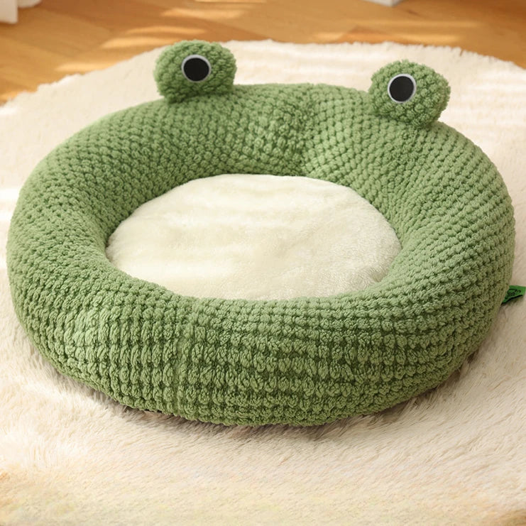 Cozy frog-shaped plush pet nest for dogs and cats, featuring soft, warm fabric. The vibrant green color mimics a frog’s design, providing 3