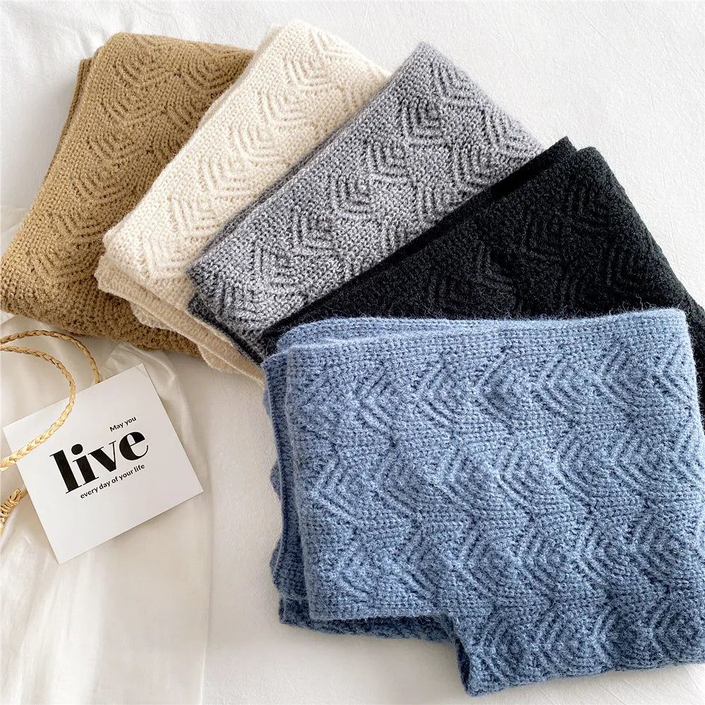 Cozy knitted shawl in warm autumn tones, featuring a textured pattern ideal for stylish layering. Made from soft, breathable fabric, it adds warmth and 3
