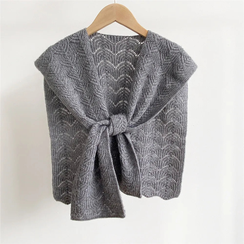 Cozy knitted shawl in warm autumn hues, featuring intricate patterns. Soft, lightweight fabric perfect for stylish layering during cooler weather. Ideal for adding a 5