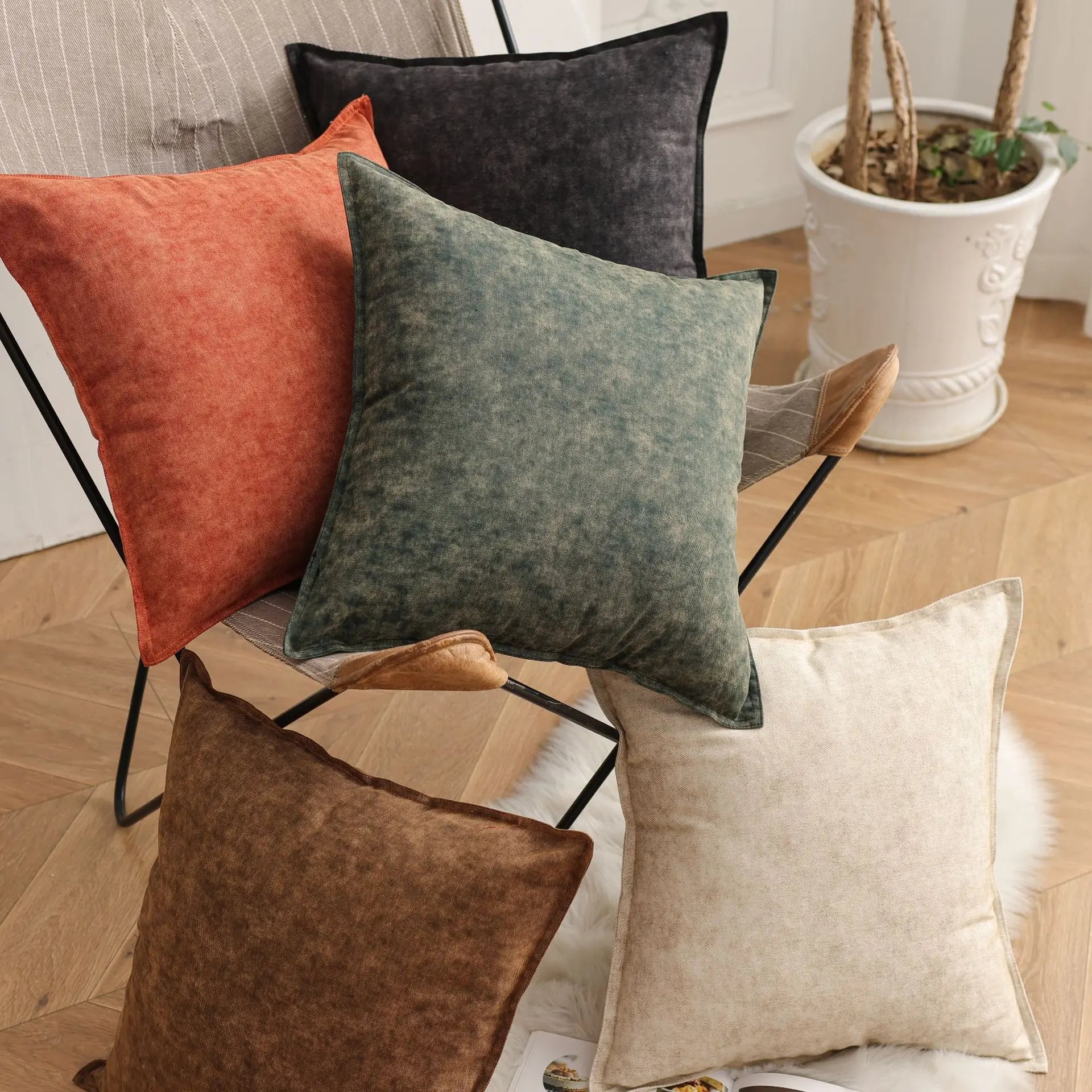 Denim cushion cover – Yarn-dyed polyester – Modern rustic design – Versatile home accessory 2