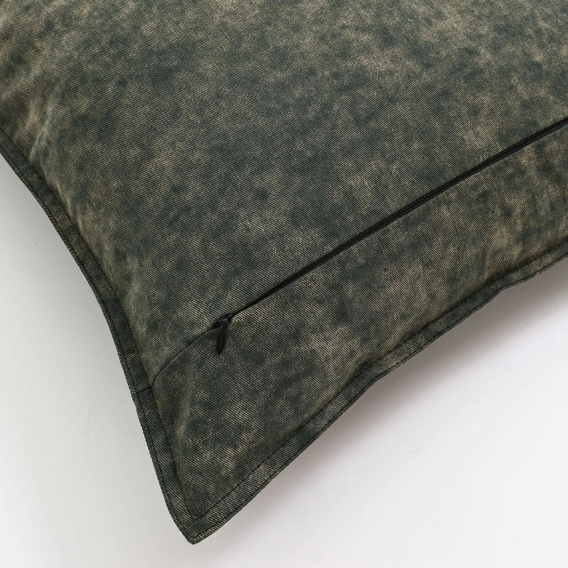Denim cushion cover – Yarn-dyed polyester – Modern rustic design – Versatile home accessory 4