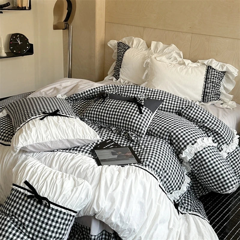 Elegant French Grid | Bedding Set with Duvet Cover & Pillowcases - All-Season Comfort for Stylish Bedrooms