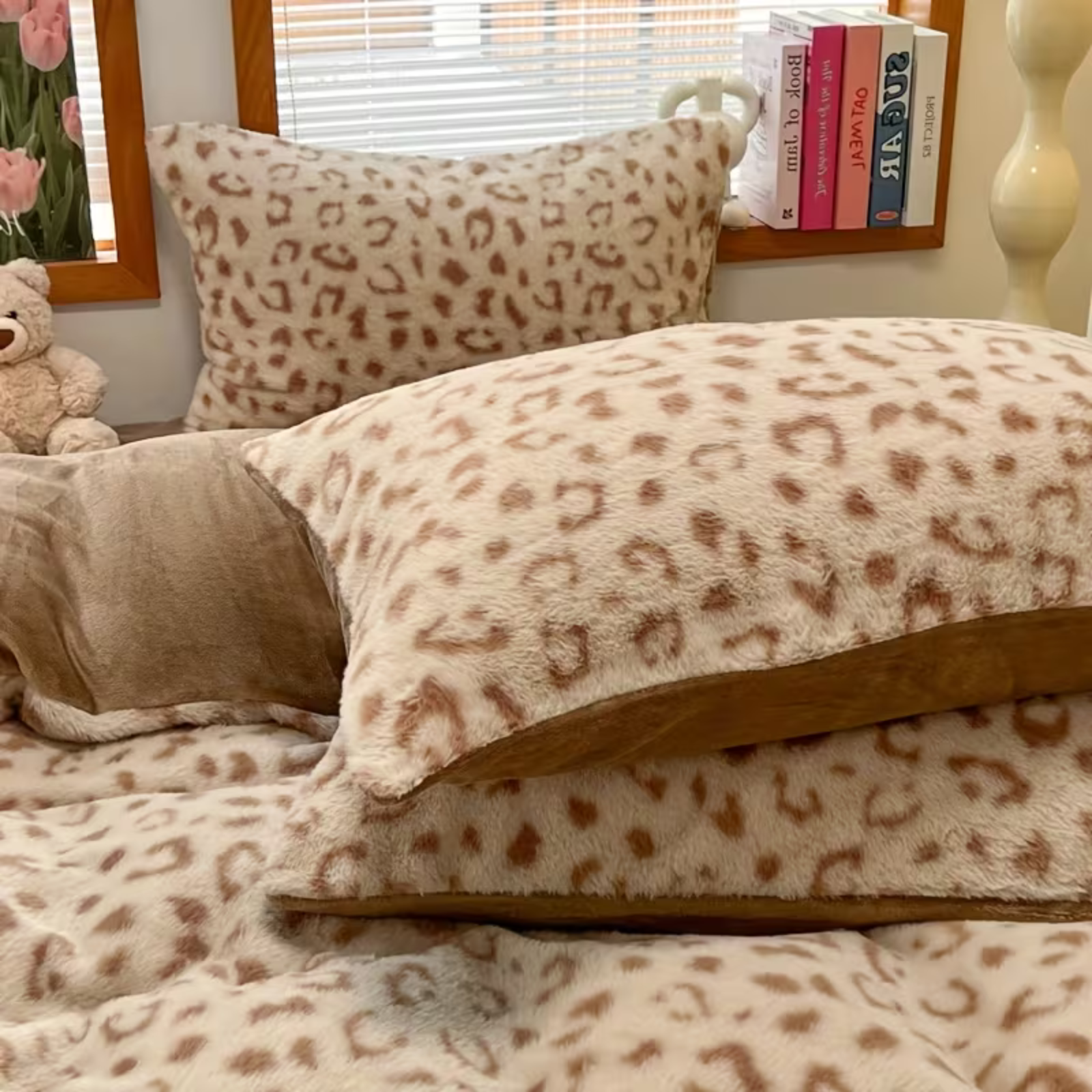 Faux Rabbit Fur Bedding Set with Leopard Paw Design Ð Extra Soft & Warm for Cozy Comfort 6