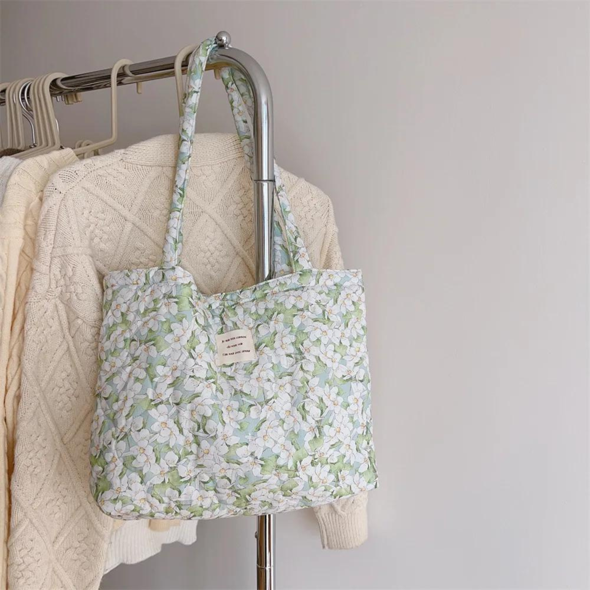 Colorful floral quilted tote bag, perfect for summer outings. Made from durable cotton with a spacious interior and sturdy handles, ideal for beach essentials. 0