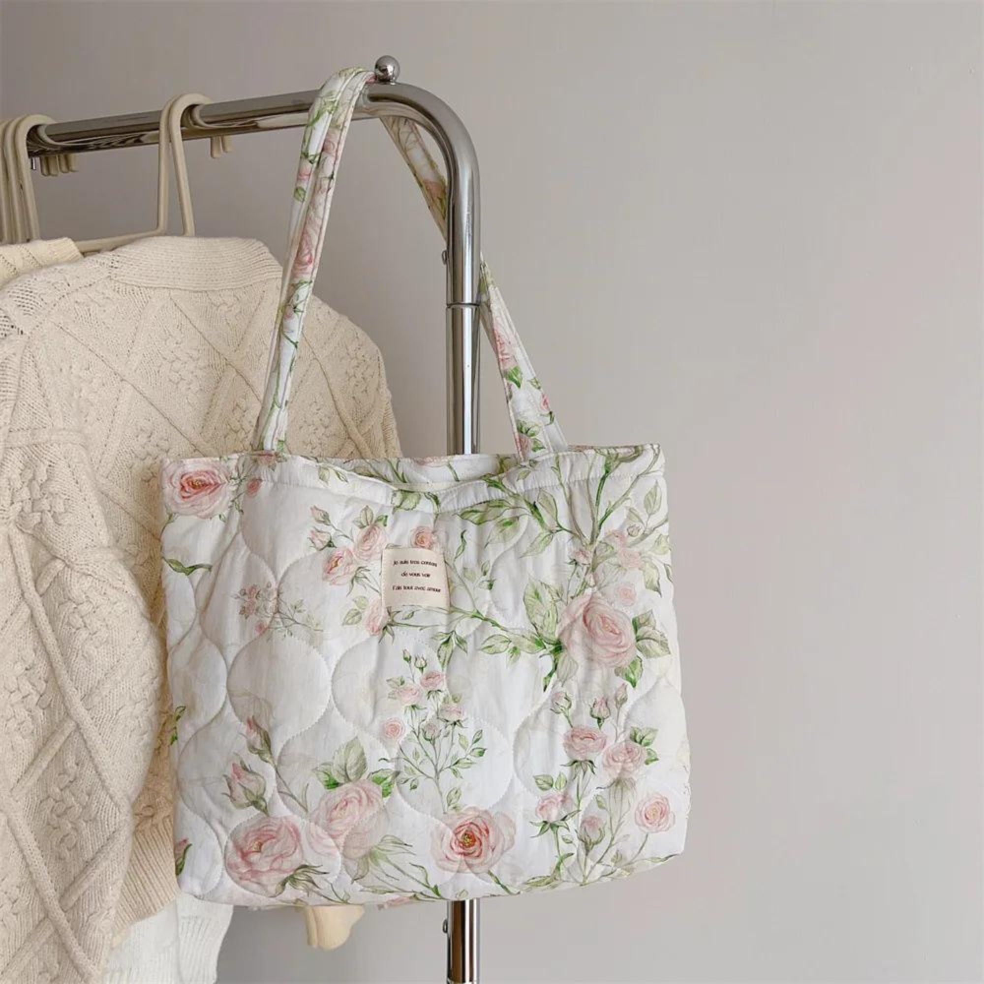 Floral quilted tote bag featuring vibrant summer flower patterns, perfect for beach outings. Made from durable, lightweight fabric with sturdy handles. Ideal for carrying 2