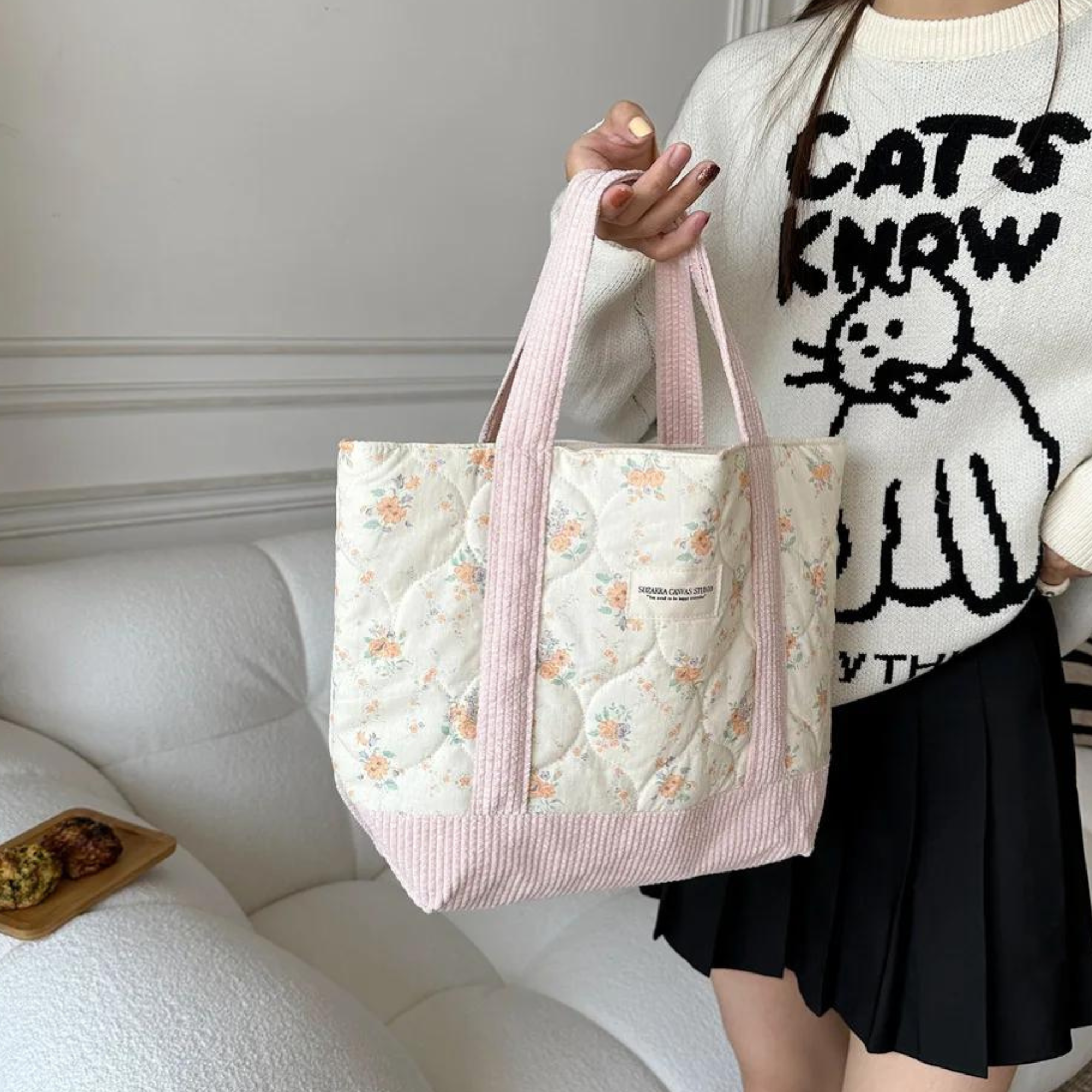 Floral quilted tote bag featuring a vibrant flower pattern, perfect for beach outings or daily errands. Made from durable fabric with sturdy handles, it combines 0