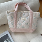 Floral quilted tote bag featuring vibrant flower patterns, perfect for beach outings and everyday use. Made from durable, lightweight fabric with sturdy handles, this 3
