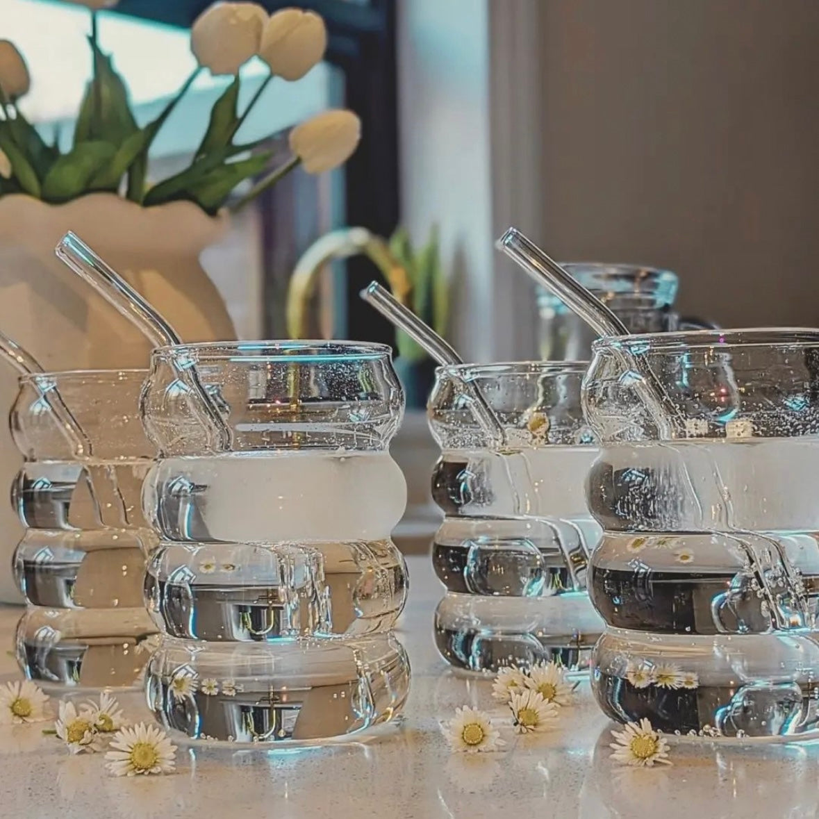 Glass set – Wavy design – Clear glass – 4-piece with reusable straws – 15.2 fl oz capacity 0