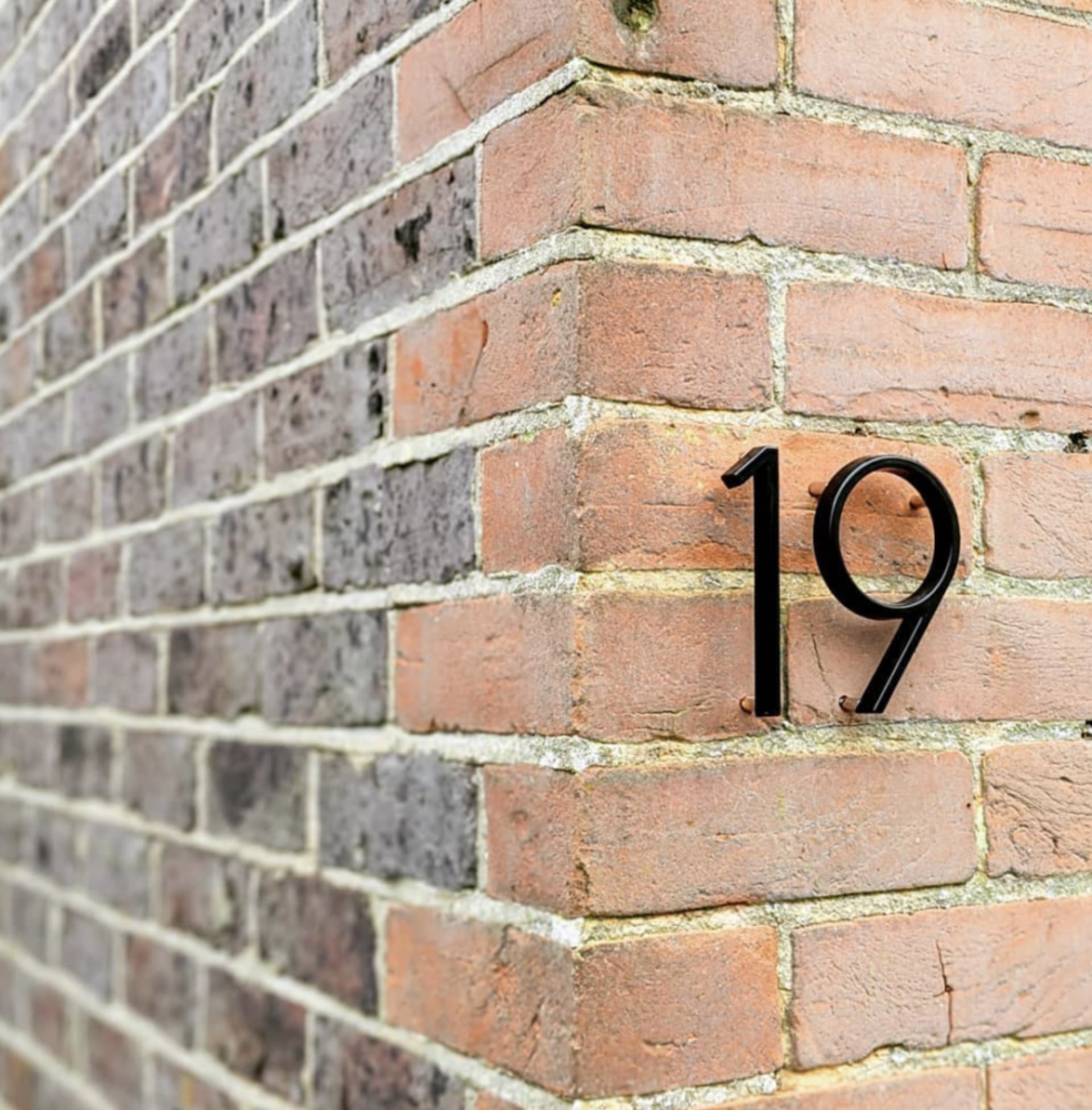 House numbers – Modern black zinc alloy – Floating style – Weather-resistant address signs for enhanced visibility 3
