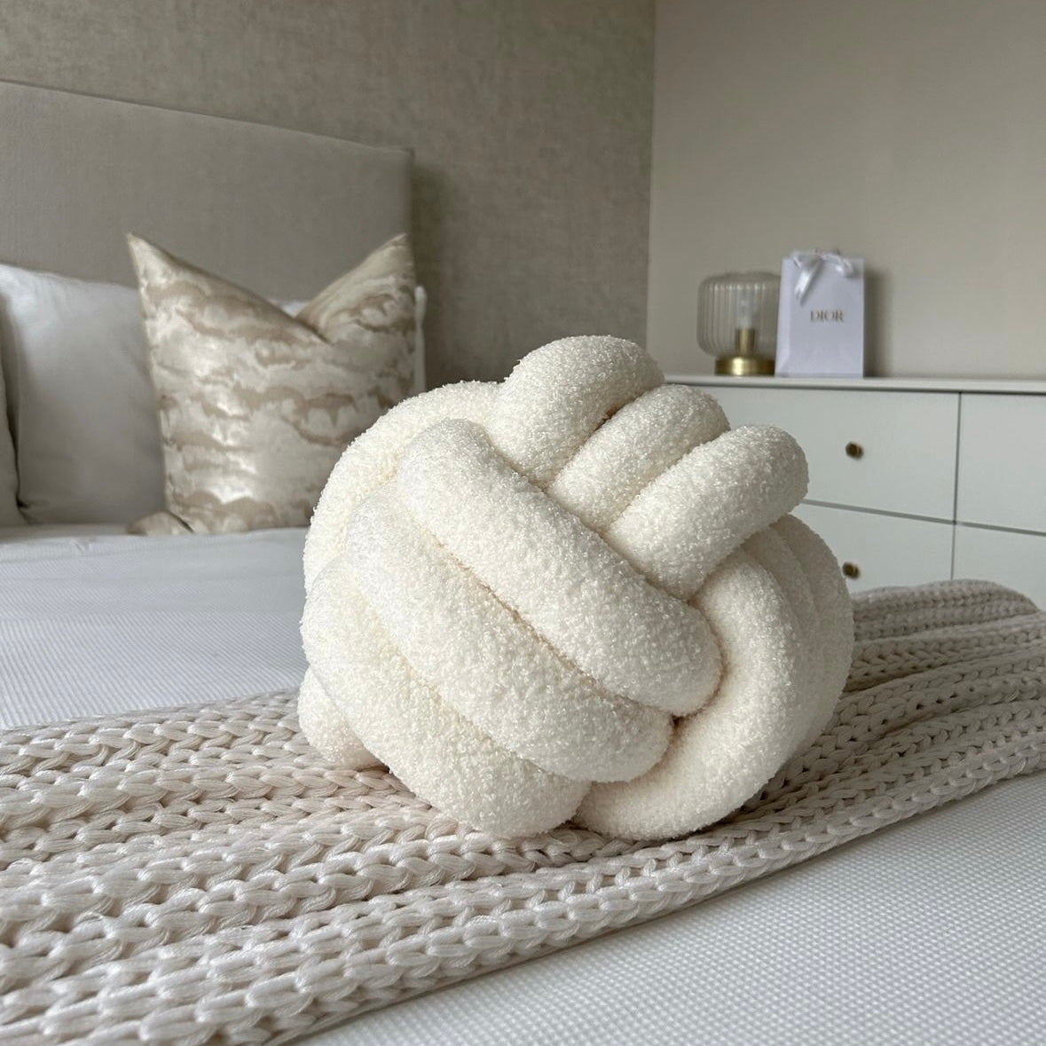 Knot pillow – Hand-woven fabric – Natural tones – Cozy accent for sofas and beds – 18 x 18 in 0