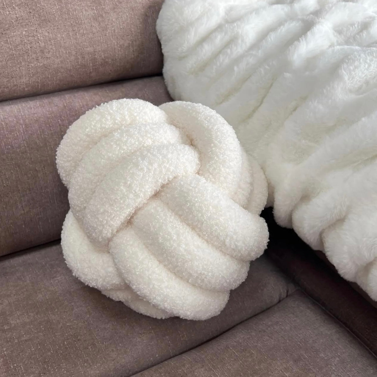 Knot pillow – Hand-woven fabric – Natural tones – Cozy accent for sofas and beds – 18 x 18 in 2
