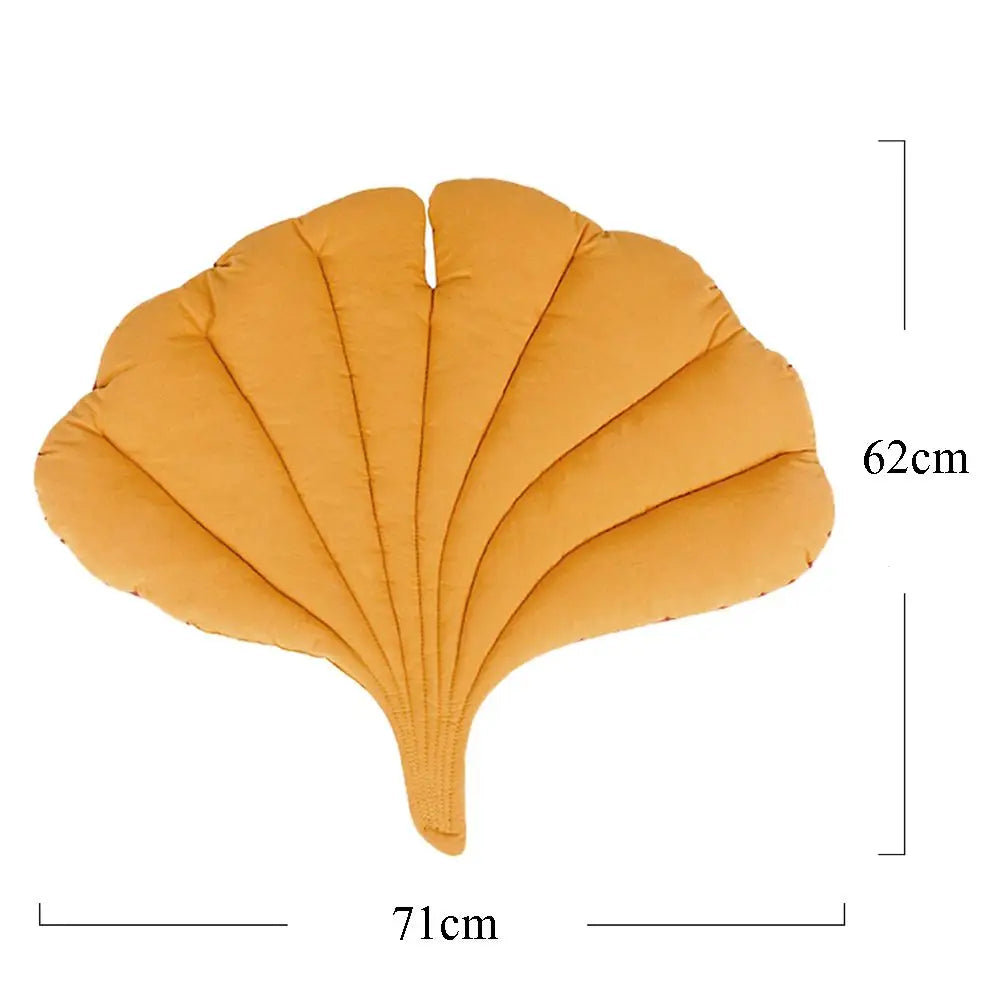 Leaf-shaped dog cooling mat made of soft, breathable fabric. Features a washable surface in a vibrant green color with a subtle leaf design, providing comfort and 6
