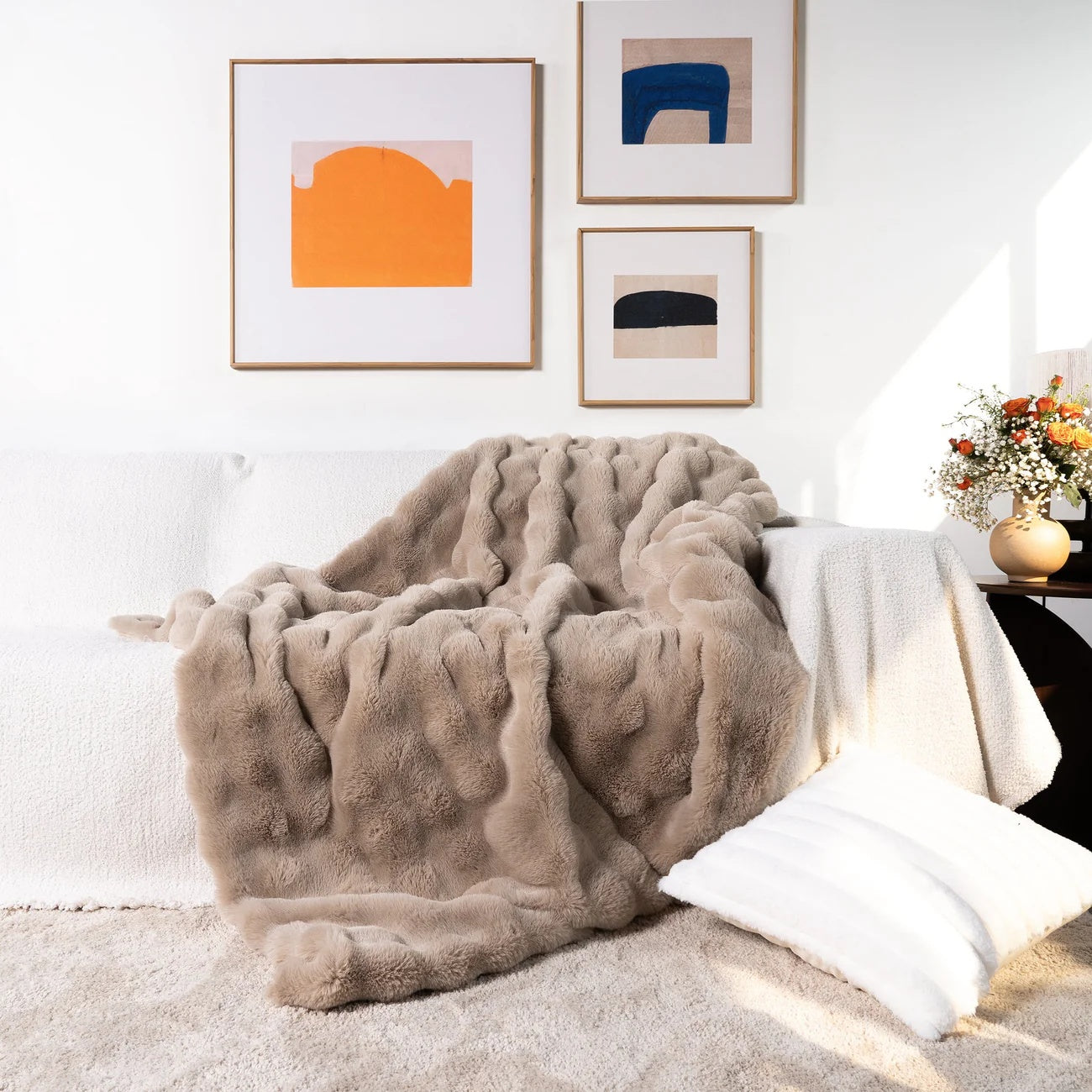 Luxurious Faux-Fur Blanket Throw, All-Season Softness, 50 x 60 Inches, Premium Comfort, Ideal for Home and Travel 0